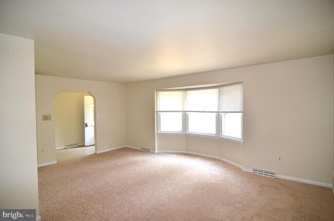 Building Photo - 3670 Laurel Dr