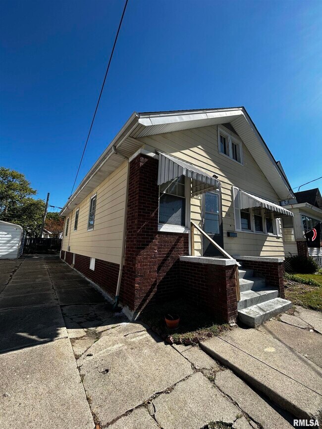 Building Photo - 715 W Loucks Ave