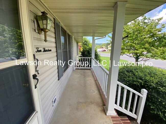 Foto del edificio - Spacious Hollins Four Bedroom w/ Finished Basement