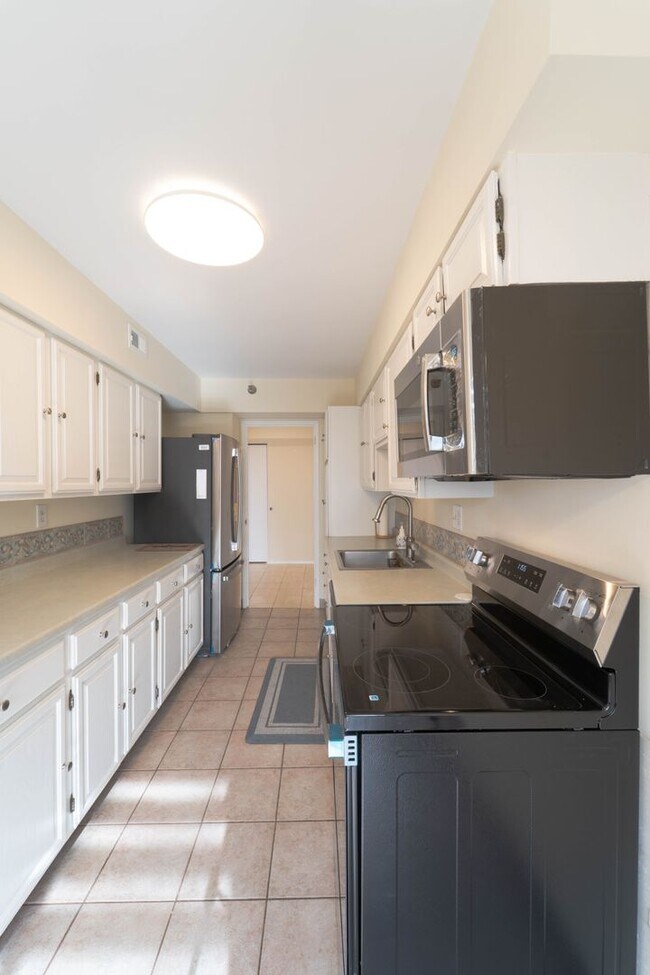 Foto del edificio - Contemporary 2BR/2BA Corner Condo at The Encore of McLean