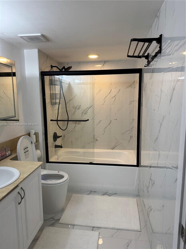 Building Photo - 1155 Brickell Bay Dr