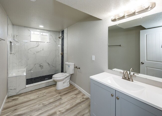 Foto del edificio - Newly Remodeled 5 Bed Home with Huge Yard