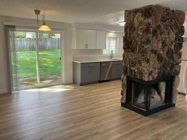 Foto del edificio - Remodeled Three Bedroom Home in South Salem