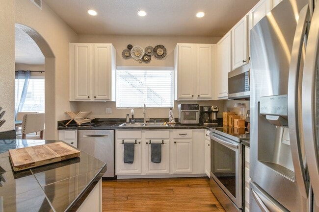 Building Photo - Updated 2 Bedroom, 2 Bath First Level Condo in Gated Community