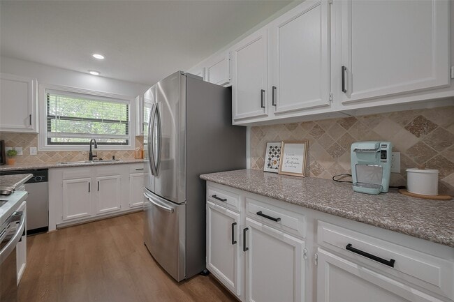 Building Photo - 8057 Ridgeview Dr