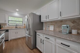 Building Photo - 8057 Ridgeview Dr