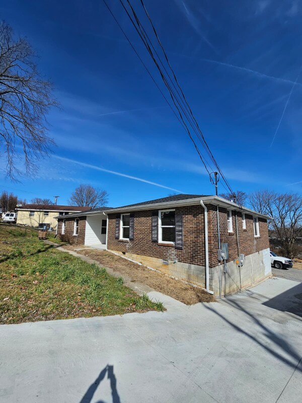 Building Photo - 4904 Sherman Oaks Dr