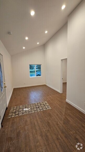 Building Photo - 15011 Hartland St