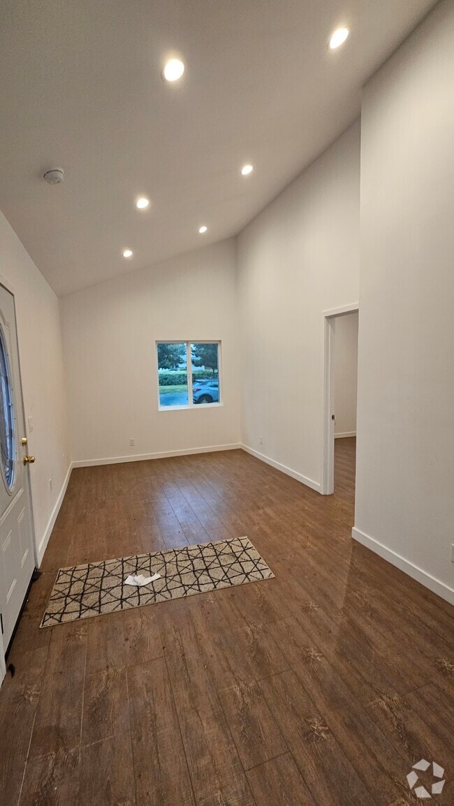 Building Photo - 15011 Hartland St