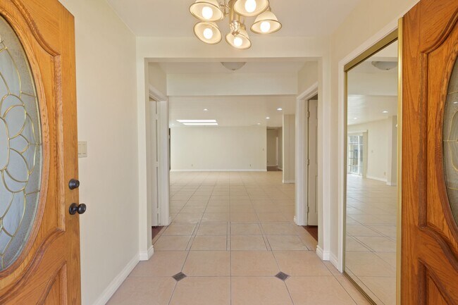 Foto del edificio - 15424 Mayall St