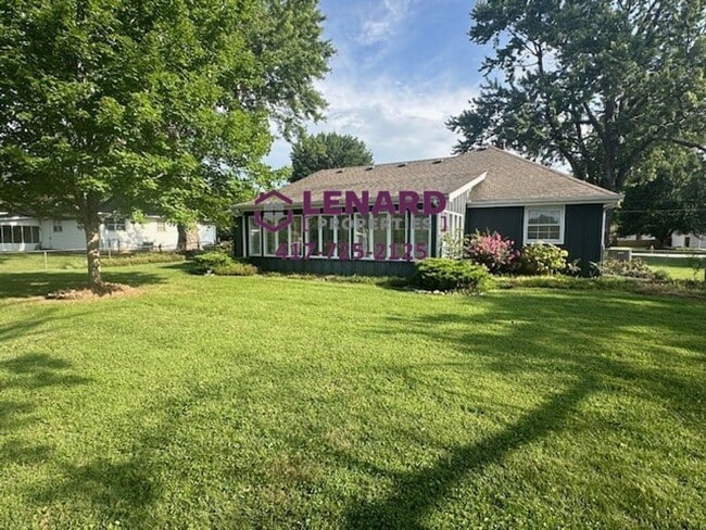 Building Photo - Beautiful 3 Bedroom House with Fenced in Yard