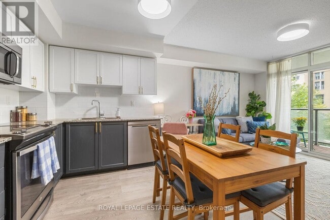 Photo du bâtiment - 816 Lansdowne Ave