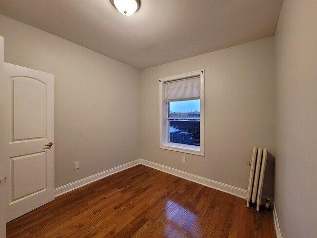 Building Photo - 416 53rd St