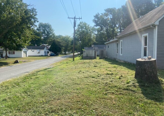 Building Photo - Large Yard & Garage! - $490 Month / $800 Down