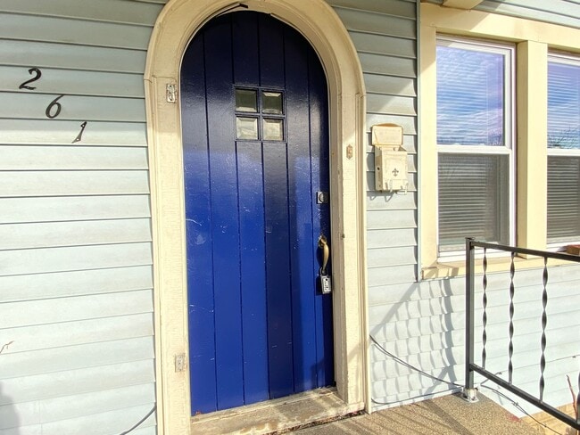 Building Photo - 261 Vine St