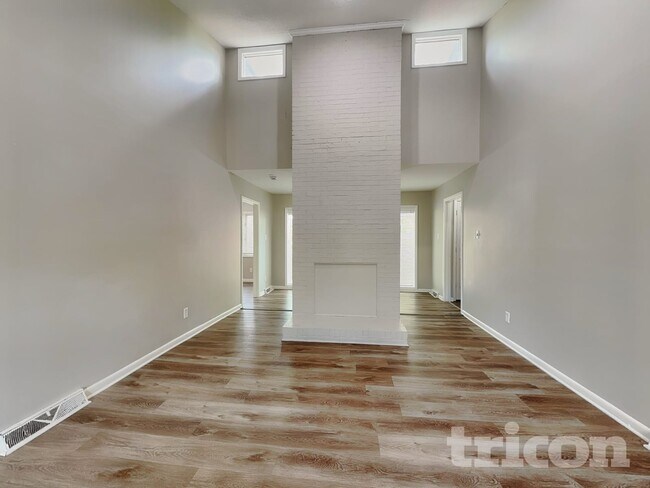 Foto del edificio - 911 Burtonwood Cir
