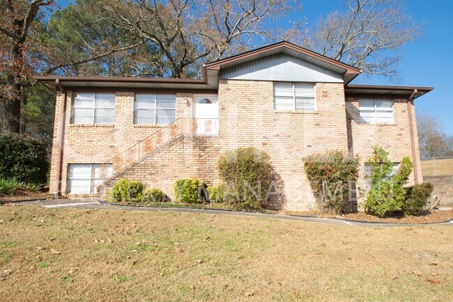 Building Photo - Welcome Home to this Charming Three Bedroom