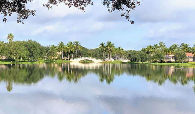 Foto del edificio - Lakeside Luxury Living in Island Walk – 3B...