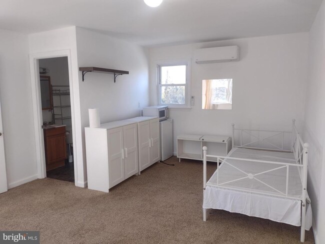 Building Photo - 131 N Main St