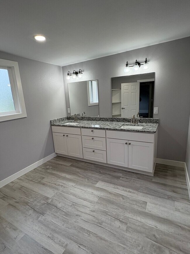 Foto del edificio - 4 bedroom, 2 bath house located in Downtown Stayton, OR