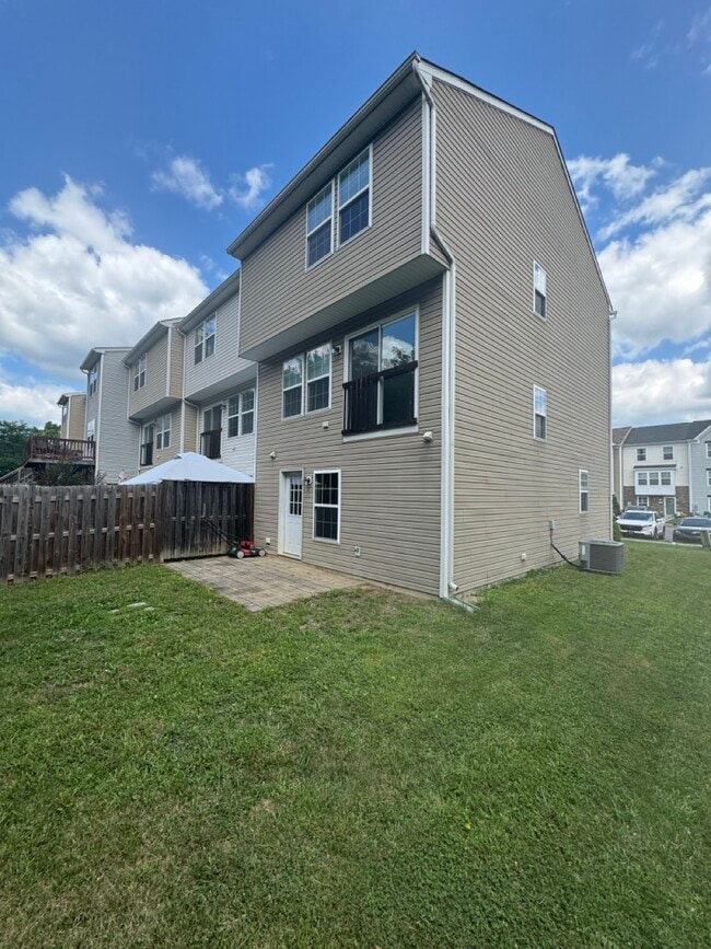 Building Photo - 65 Private Ct