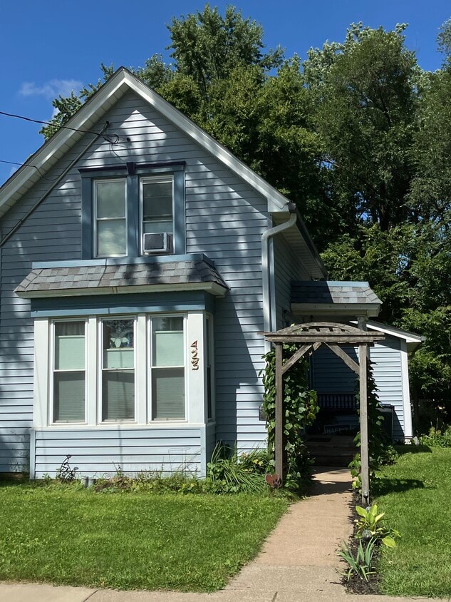 Building Photo - 423 Orange St