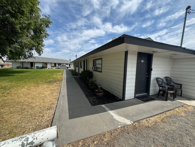 Building Photo - Spacious 1 Bedroom Available Now!