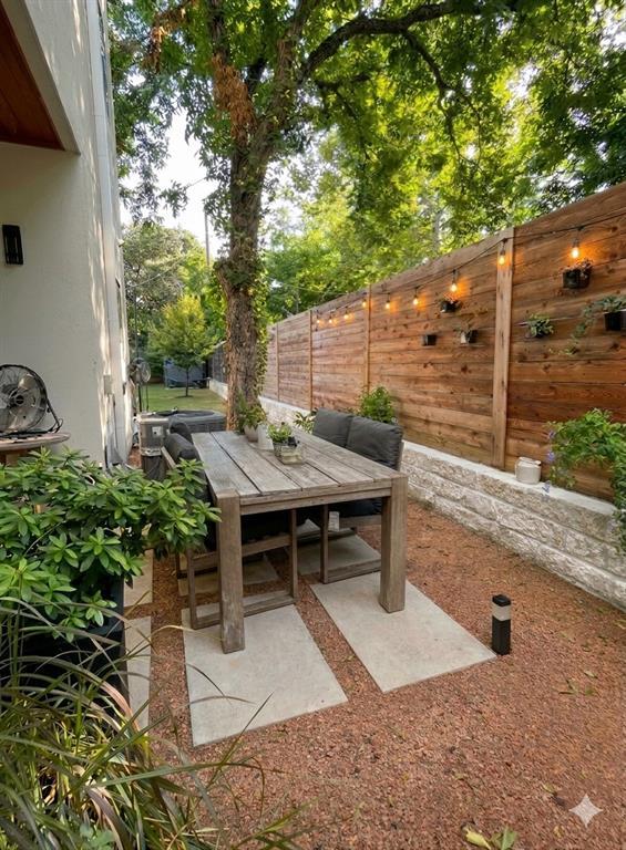 Foto del edificio - 409 Clover Ct