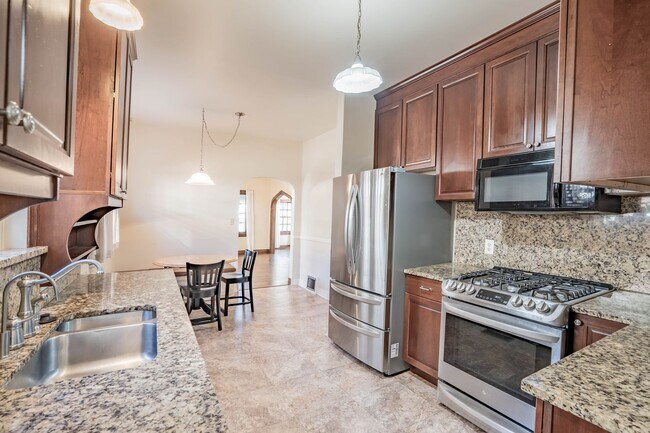Foto del edificio - $1000 off first months rent!  Prime locati...