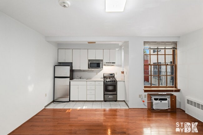 Building Photo - 8-10 Clark Street