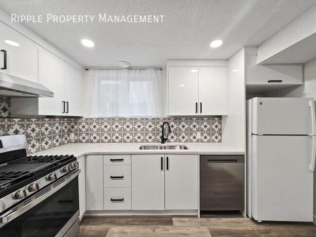 Photo du bâtiment - AMAZING 2 BEDS, 1 BATHS LOWER/BASEMENT UNIT | NO PETS ALLOWED