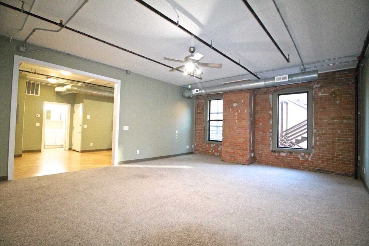 Primary Photo - 208 W 4th St