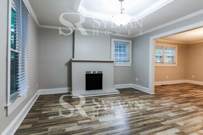 Building Photo - Quaint and Roomy Home!