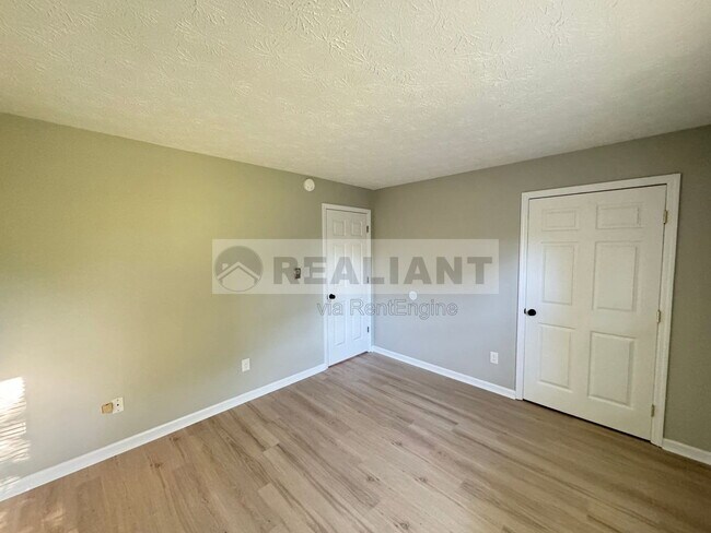 Building Photo - 105 Aster Pl