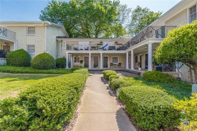 Foto del edificio - 866 Briarcliff Terrace NE