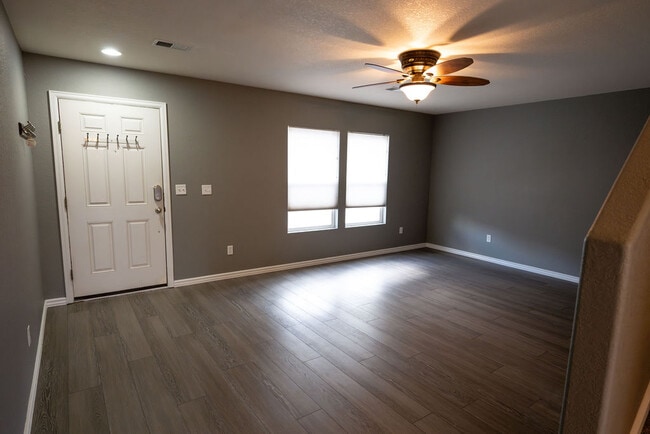 Building Photo - 350 Plowman Ct