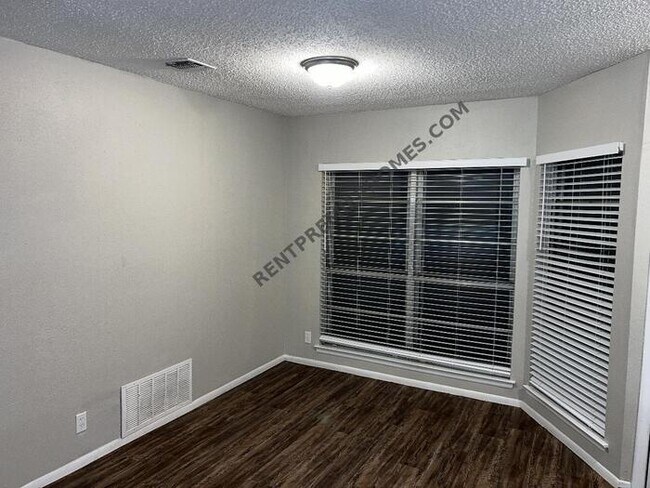 Foto del edificio - 5114 Gordon Cooper Dr