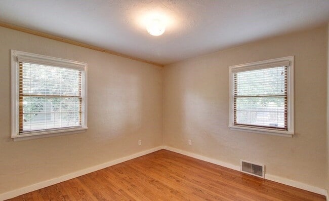 Upstairs Room $675 - 1515 Melrose St