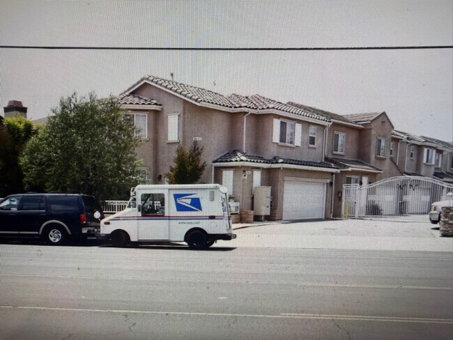 Foto del edificio - 9635 Woodman Ave