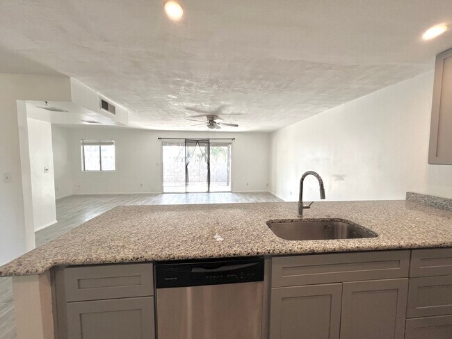 Building Photo - 5527 S Mitchell Dr