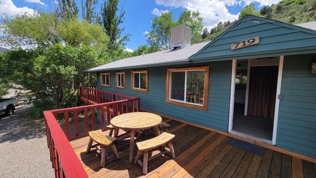 Foto del edificio - 719 Red Mountain Dr