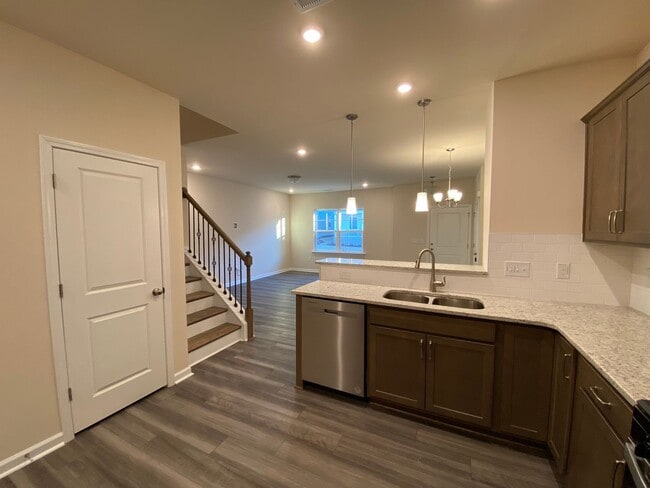 Building Photo - Brand New Townhome!