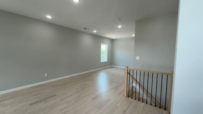 Building Photo - 565 E 24th St