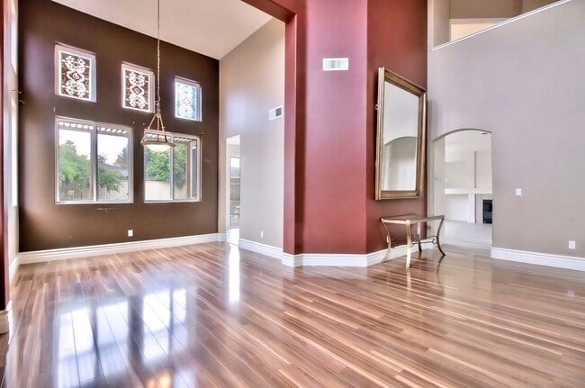 Building Photo - Conveniently Located Home