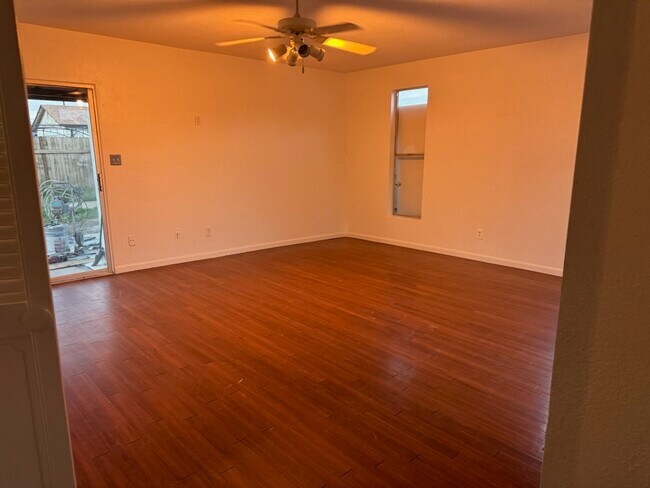 Building Photo - 2208 W Danbury Dr