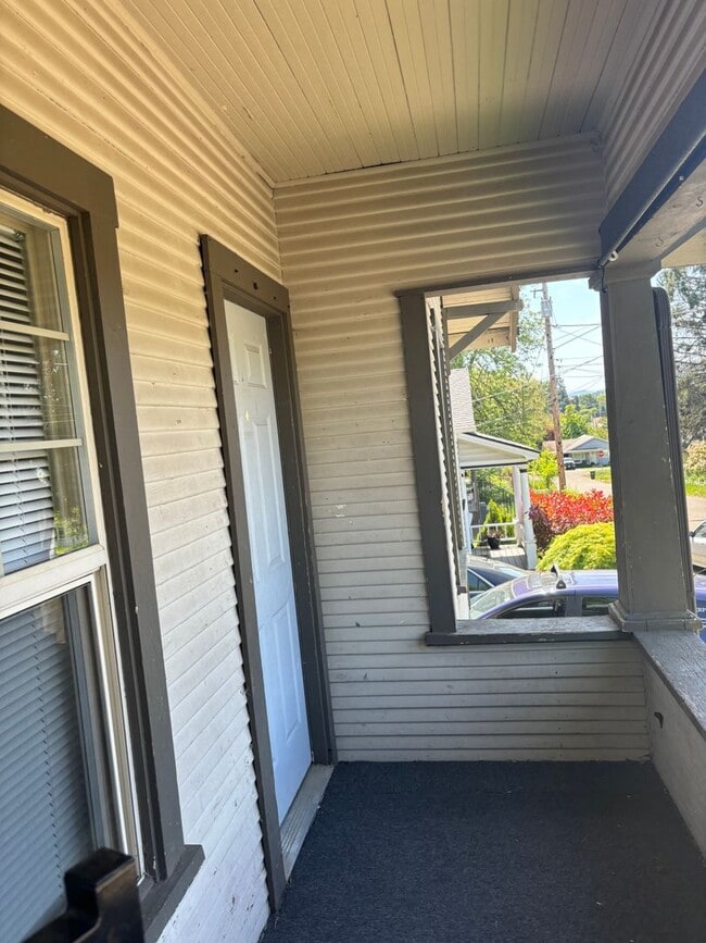 Building Photo - 1115 SE Roberts Ave