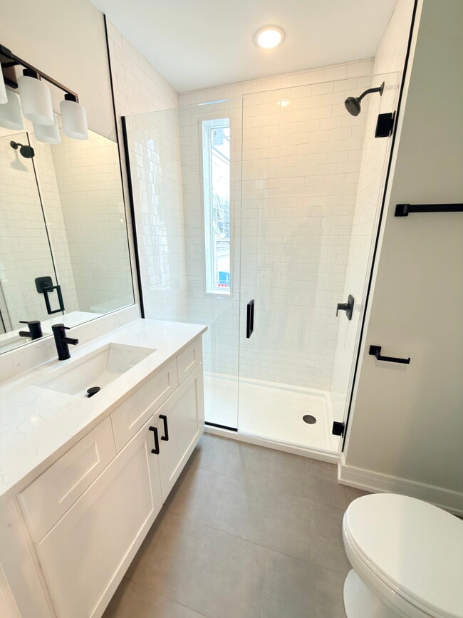 Building Photo - 858 N Paulina St