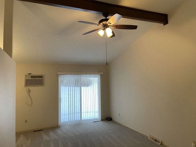 Vaulted ceiling - 8396 N Akins Rd