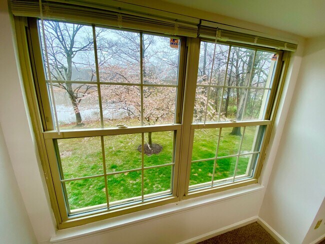 Foto del edificio - Three-Bedroom Condo in Essex - Water Views!