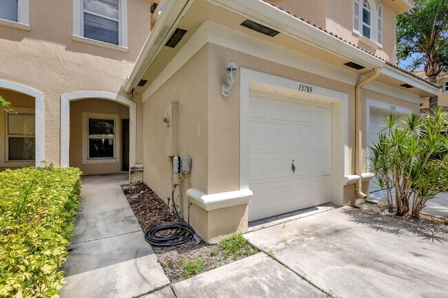 Building Photo - 13789 Creston Pl